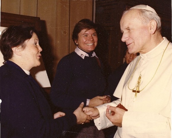 Alice Hughes con el Papa JPablo II, 